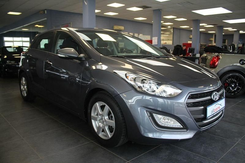 Grau Gebraucht 2016 Hyundai i30 Limousine | 9.980 € (Fairer Preis) - Bild 1/4