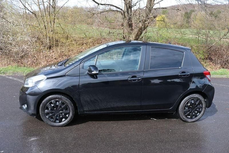 Gebraucht Toyota Yaris 99 PS (72 kW) 2013 Schwarz Kleinwagen