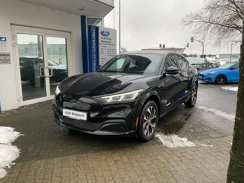Absolute black schwarz Gebraucht 2024 Ford Mustang Mach-E SUV | 44.590 € (Fairer Preis) - Bild 1/4