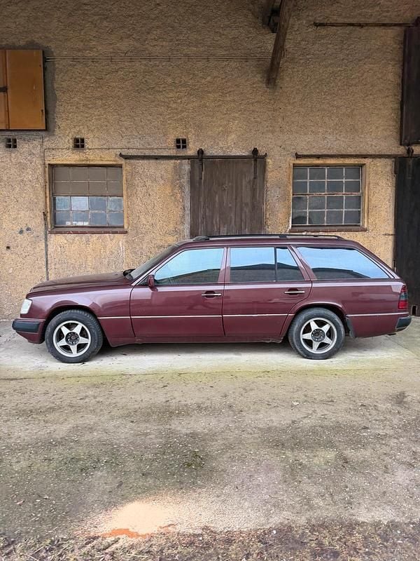 Gebraucht Mercedes 300 147 PS (108 kW) 1992 Rot Kombi