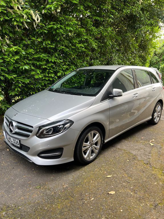 Silber Gebraucht 2018 Mercedes B180 Van / Kleinbus | 15.990 € (Superpreis) - Bild 1/4