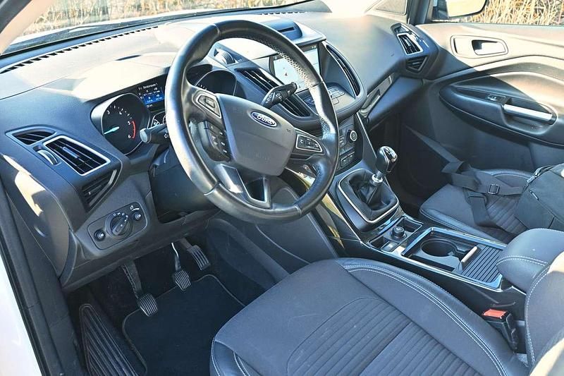 Gebraucht Ford Kuga Titanium 179 PS (131 kW) 2017 Weiß SUV