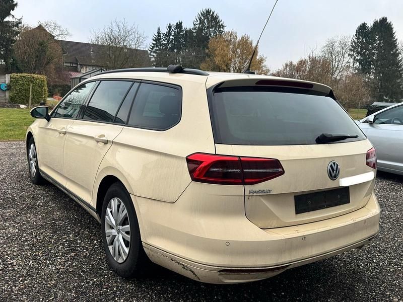 Gebraucht VW Passat 150 PS (110 kW) 2019 Gelb Kombi
