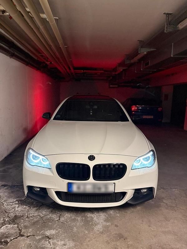 Weiß Gebraucht 2016 BMW 520 M Sport Limousine | 15.900 € (Fairer Preis) - Bild 1/4