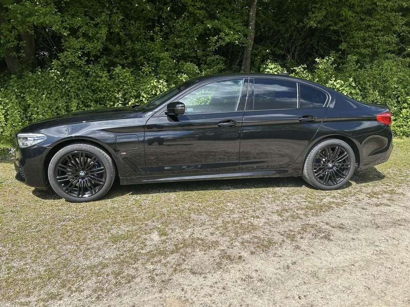 Schwarz Gebraucht 2020 BMW 530e iPerformance Limousine | 31.800 € (Fairer Preis) - Bild 1/4