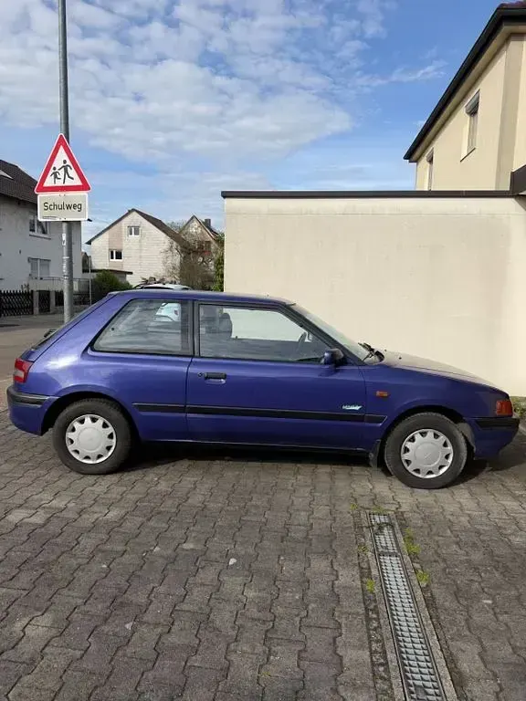 Używany Mazda 323 54 KM (39 kW) 1994 Niebieski Sedan/Limuzyna