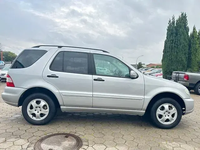 Gebraucht Mercedes ML270 163 PS (119 kW) 2004 Silber SUV