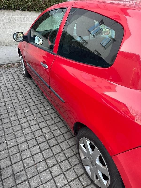 Gebraucht Renault Clio II 75 PS (55 kW) 2009 Rot Kleinwagen