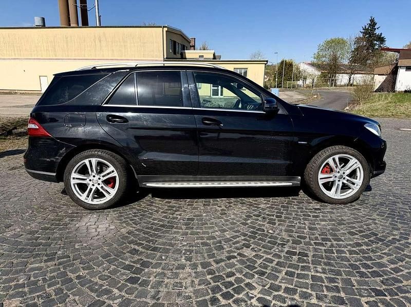 Gebraucht Mercedes ML250 204 PS (150 kW) 2012 Obsidianschwarz  metalliclack SUV