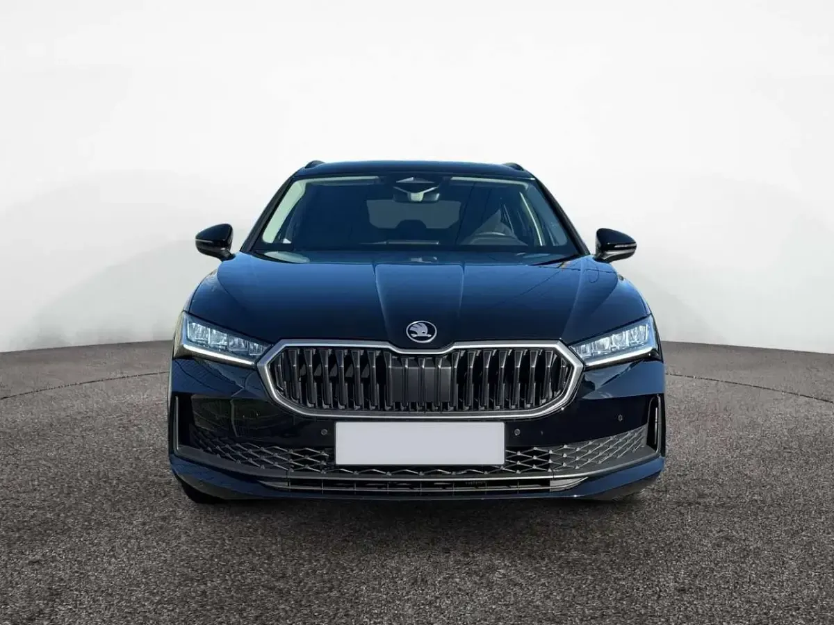 Gebraucht Skoda Superb 150 PS (110 kW) 2024 Ebony schwarz Kombi