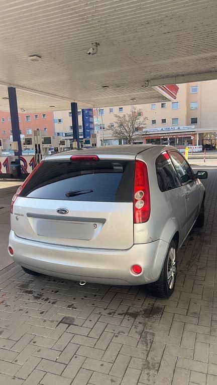 Gebraucht Ford Fiesta Ambiente 69 PS (50 kW) 2007 Silber Kleinwagen