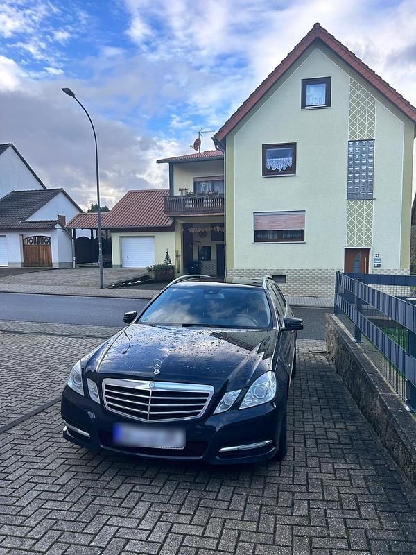 Schwarz Gebraucht 2011 Mercedes E350 Avantgarde Kombi | 8.500 € (Superpreis) - Bild 1/4