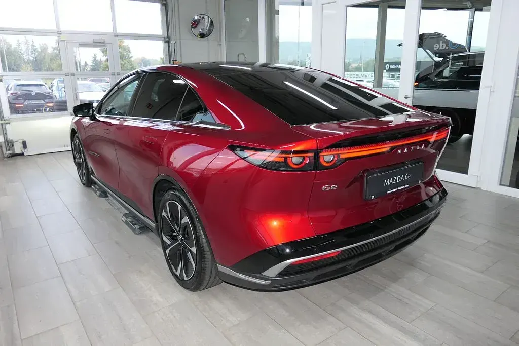 Neu Mazda 6e Takumi-Line 180 kW (245 PS) 2026 Rot Limousine