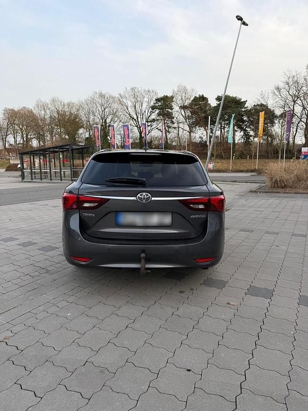 Gebraucht Toyota Avensis 143 PS (105 kW) 2015 Silber Kombi