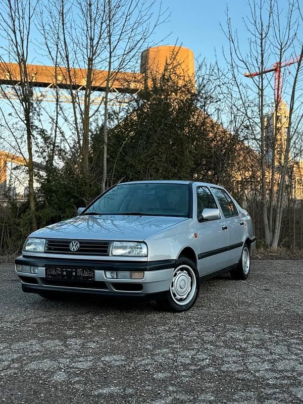 Silber Gebraucht 1993 VW Vento Limousine | 4.799 € - Bild 1/4