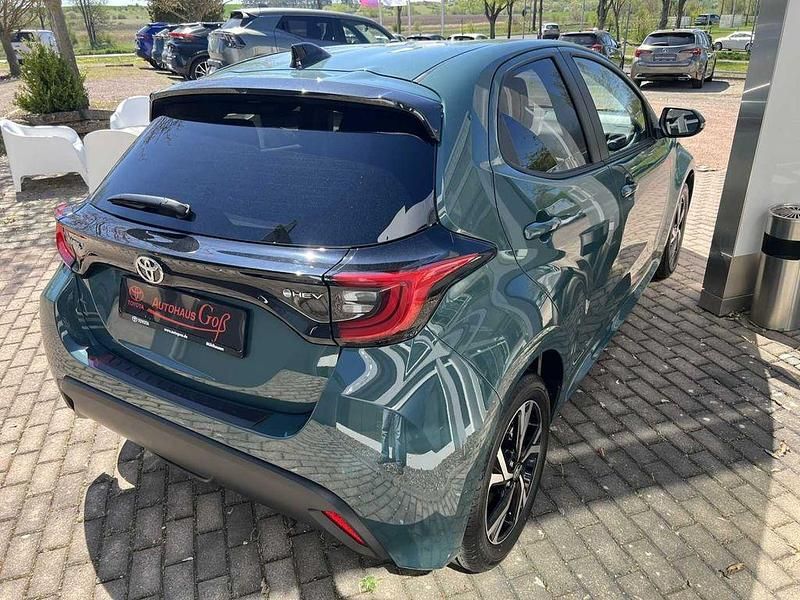 Neu Toyota Yaris Hybrid 116 PS (85 kW) 2026 Grün Limousine