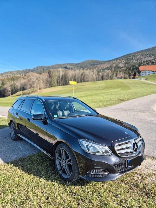 Schwarz Gebraucht 2016 Mercedes E200 Avantgarde Kombi | 17.799 € (Fairer Preis) - Bild 1/4