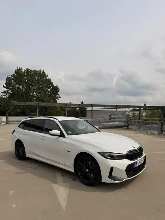 Gebraucht BMW 320e M Sport 204 PS (150 kW) 2022 Weiß Kombi