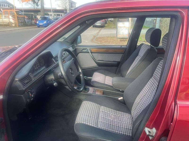 Gebraucht Mercedes E200 118 PS (86 kW) 1991 Rot Limousine