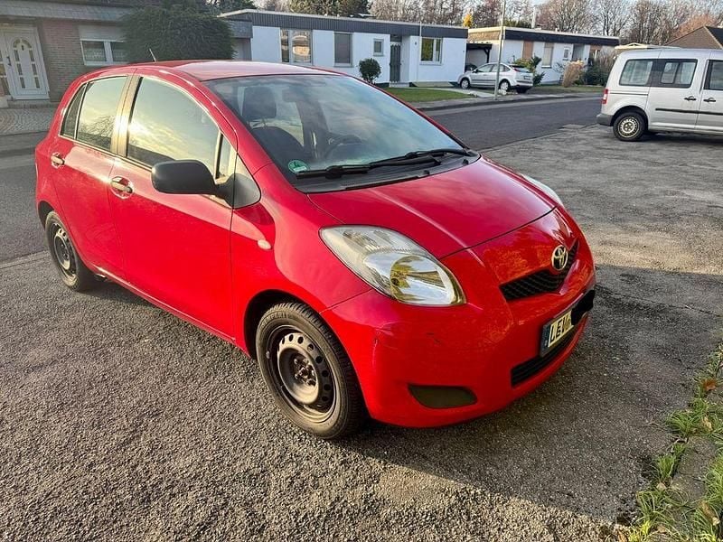 Rot Gebraucht 2009 Toyota Yaris Limousine | 2.500 € (Fairer Preis) - Bild 1/4