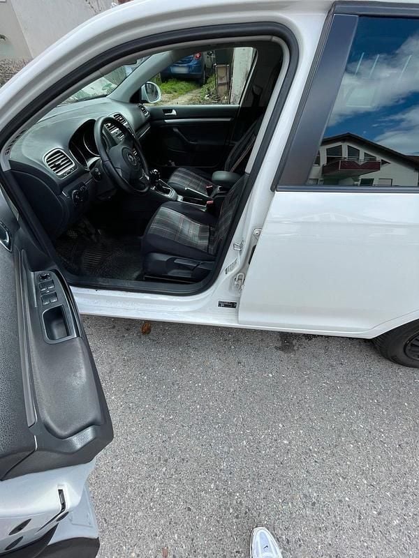 Gebraucht VW Golf VI 102 PS (75 kW) 2010 Weiß Kleinwagen
