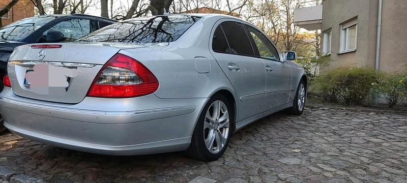 Silber Gebraucht 2006 Mercedes E200 Limousine | 4.800 € (Fairer Preis) - Bild 1/4