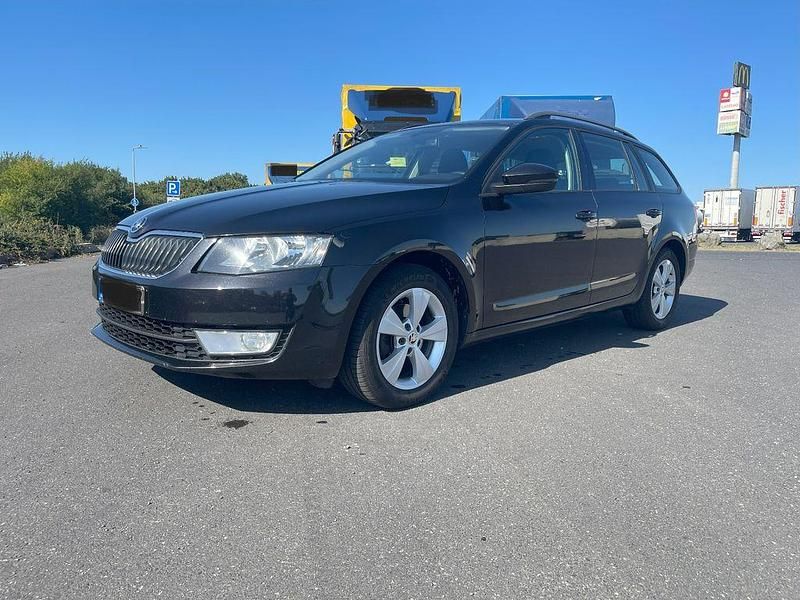 Schwarz Gebraucht 2015 Skoda Octavia Style Kombi | 7.650 € (Guter Preis) - Bild 1/4
