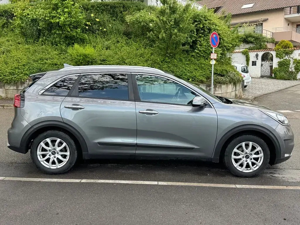 Gebraucht Kia Niro Vision 105 PS (77 kW) 2017 Grau SUV