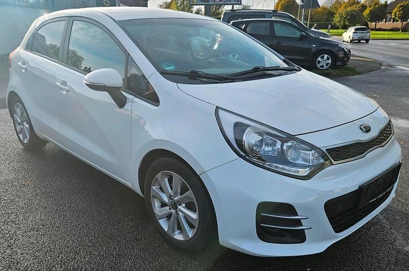 Weiß Gebraucht 2016 Kia Rio Limousine | 6.799 € (Fairer Preis) - Bild 1/4