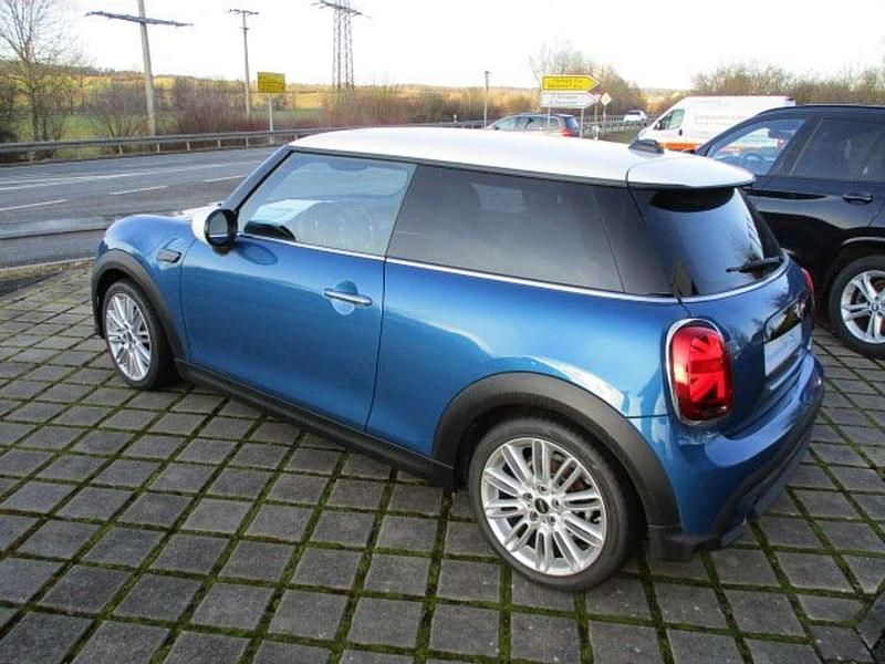 Gebraucht Mini Cooper Classic 136 PS (100 kW) 2021 Island blue metallic Kleinwagen