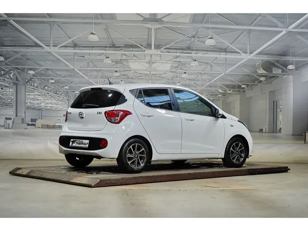 Gebraucht Hyundai i10 Trend 87 PS (63 kW) 2017 Weiß Kleinwagen