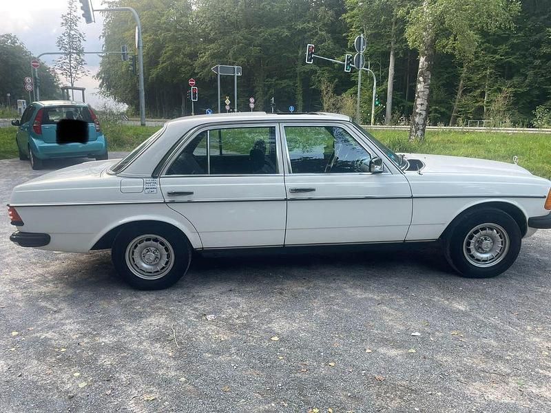 Gebraucht Mercedes 200 60 PS (44 kW) 1982 Weiß Limousine