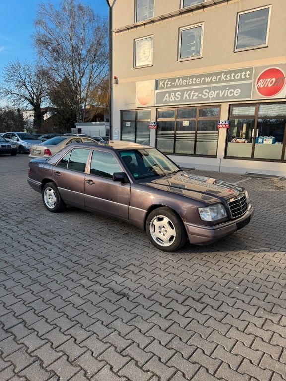 Gebraucht Mercedes E200 136 PS (100 kW) 1995 Braun Limousine