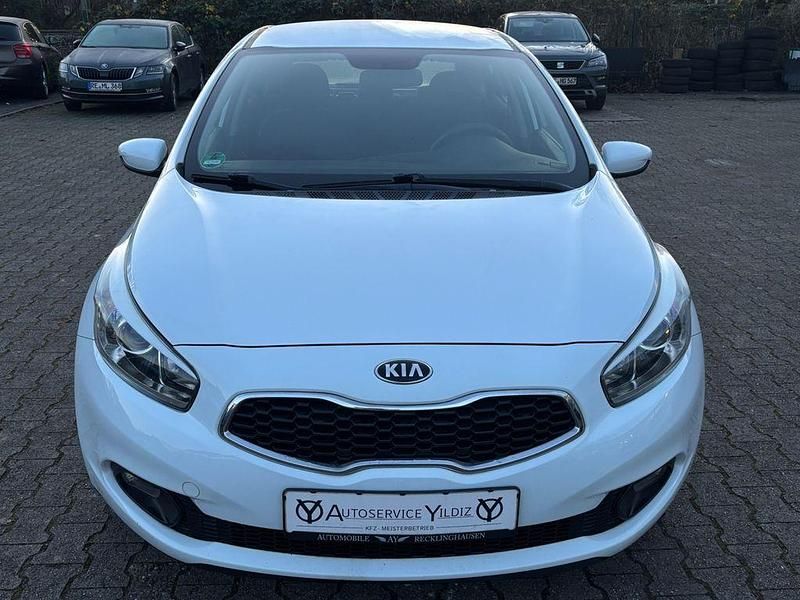 Gebraucht Kia Ceed Attract 99 PS (72 kW) 2014 Weiß Kleinwagen