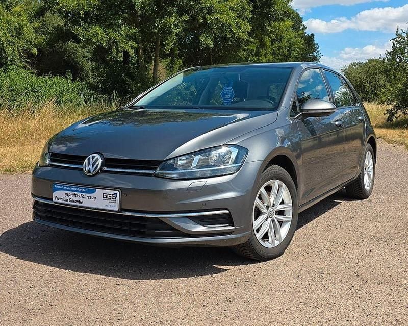 Grau Gebraucht 2017 VW Golf VII Comfortline Limousine | 12.990 € (Guter Preis) - Bild 1/4
