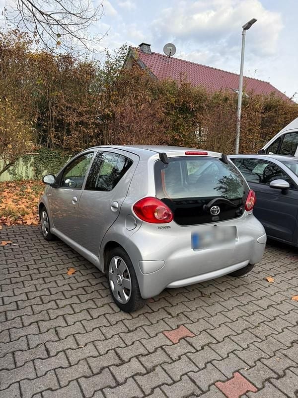 Gebraucht Toyota Aygo 68 PS (50 kW) 2006 Silber Kleinwagen