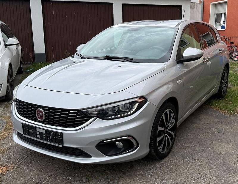 Grau Gebraucht 2016 Fiat Tipo Lounge Limousine | 8.400 € (Fairer Preis) - Bild 1/4