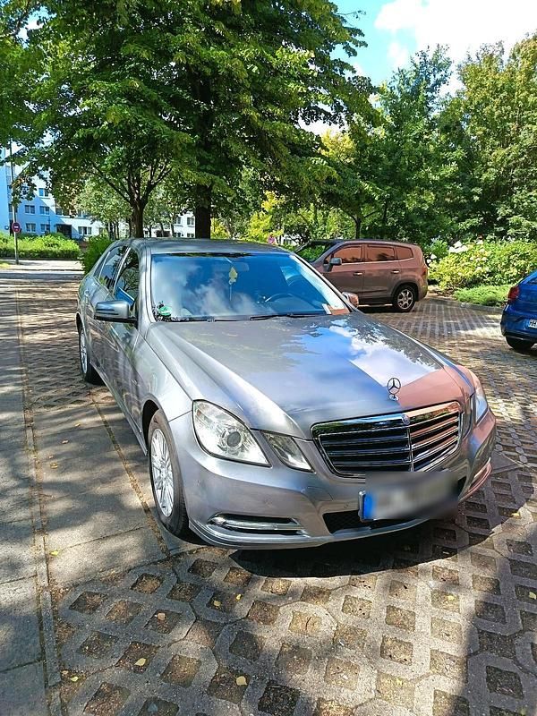 Grau Gebraucht 2010 Mercedes E220 Limousine | 7.950 € (Guter Preis) - Bild 1/4