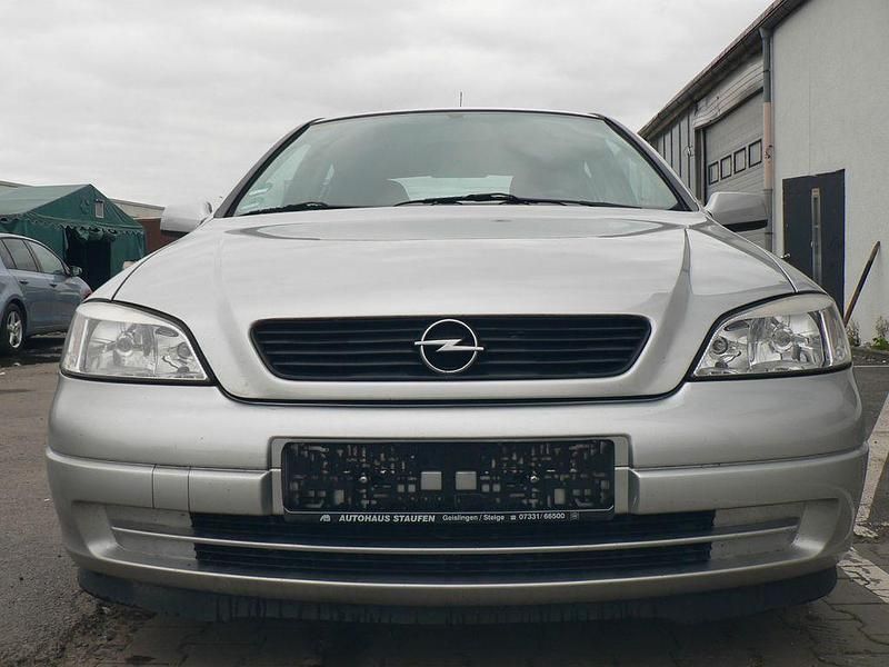 Silber Gebraucht 2001 Opel Astra Selection Limousine | 1.900 € (Fairer Preis) - Bild 1/4