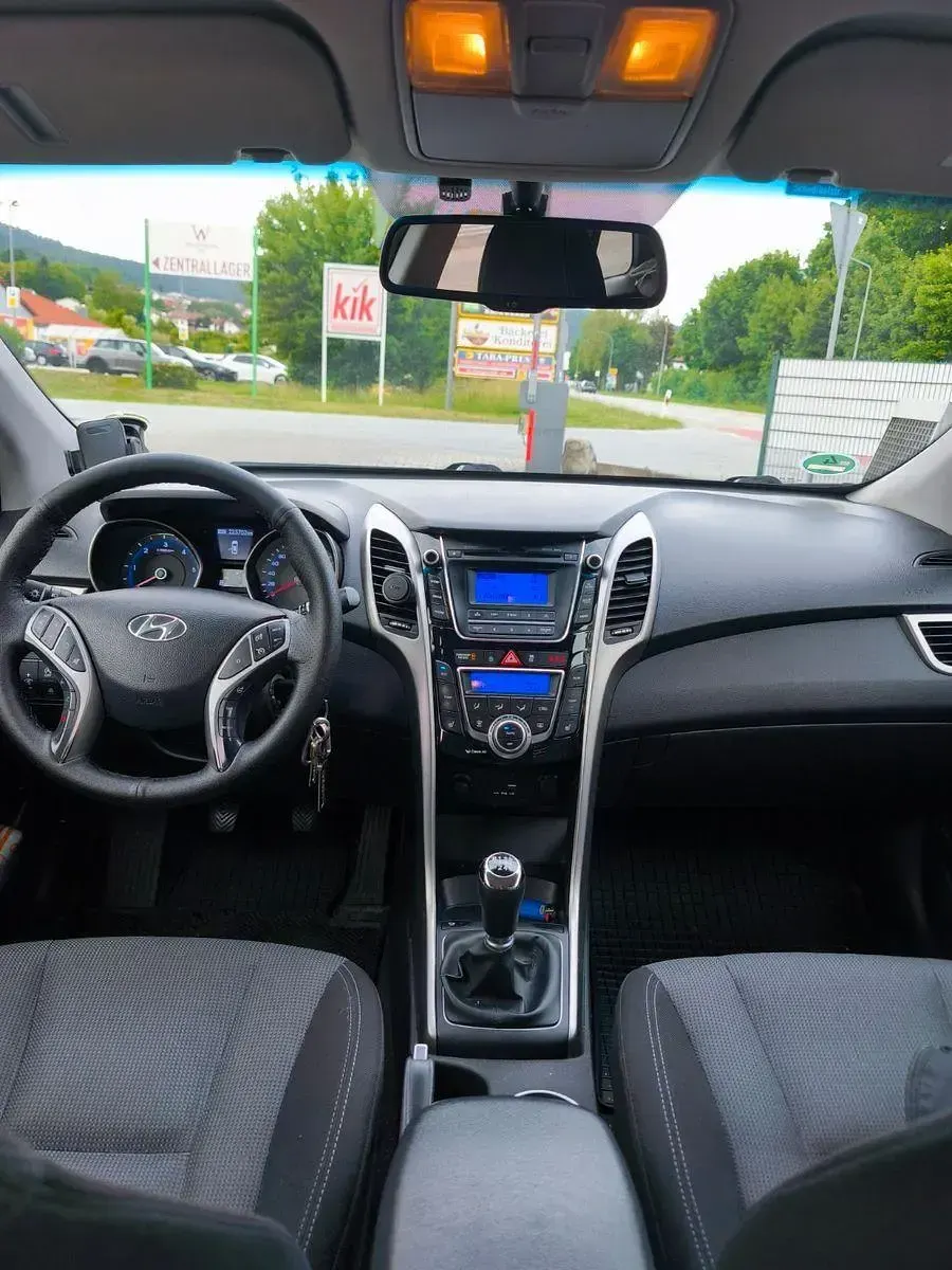 Gebraucht Hyundai i30 110 PS (80 kW) 2015 Grau Limousine