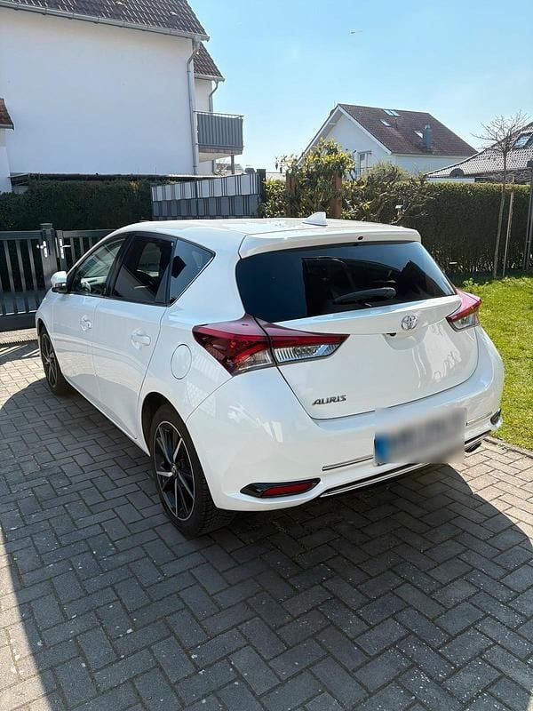 Gebraucht Toyota Auris Team 116 PS (85 kW) 2019 Weiß Kleinwagen