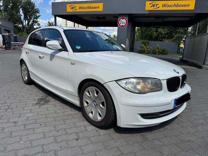Gebraucht BMW 118 Advantage 143 PS (105 kW) 2011 Weiß Kleinwagen