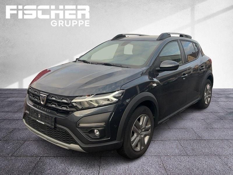 Grau Gebraucht 2023 Dacia Sandero Stepway Limousine | 15.490 € (Fairer Preis) - Bild 1/4