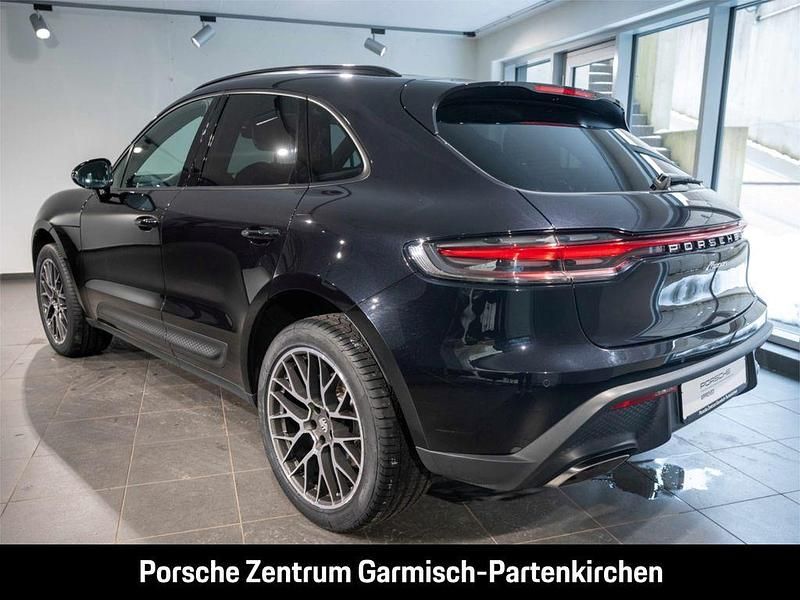 Gebraucht Porsche Macan 265 PS (194 kW) 2023 Tiefschwarzmetallic SUV