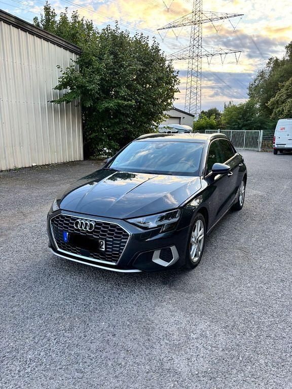 Grau Gebraucht 2021 Audi A3 Sportback e-tron Ambiente Limousine | 20.500 € (Superpreis) - Bild 1/4