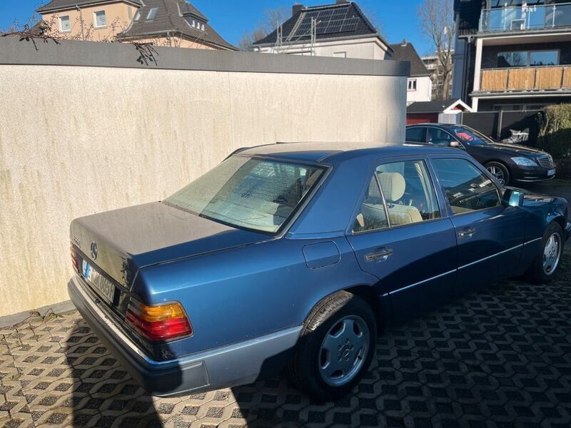 Gebraucht Mercedes 230 132 PS (97 kW) 1990 Blau Limousine