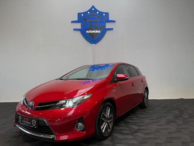 Rot Gebraucht 2014 Toyota Auris Hybrid Edition Limousine | 11.900 € (Guter Preis) - Bild 1/4