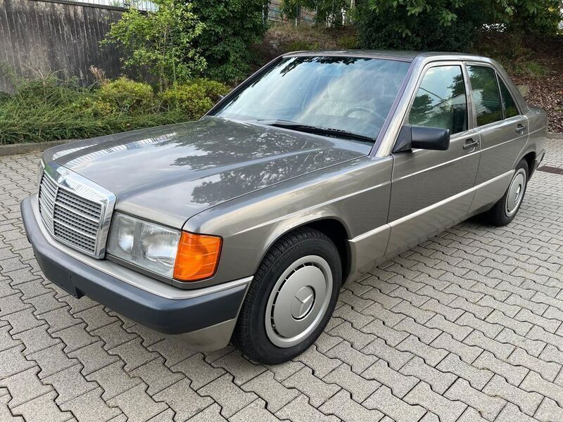 Grau Gebraucht 1990 Mercedes 190 Limousine | 15.000 € - Bild 1/4