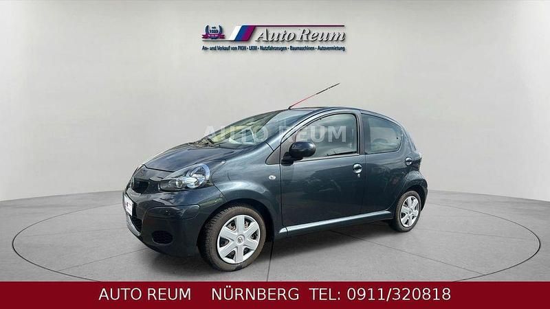 Gebraucht Toyota Aygo 68 PS (50 kW) 2011 Grau Kleinwagen