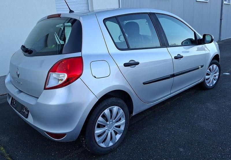 Second-hand Renault Clio III Expression 75 CP (55 kW) 2009 Argintiu Berlinǎ